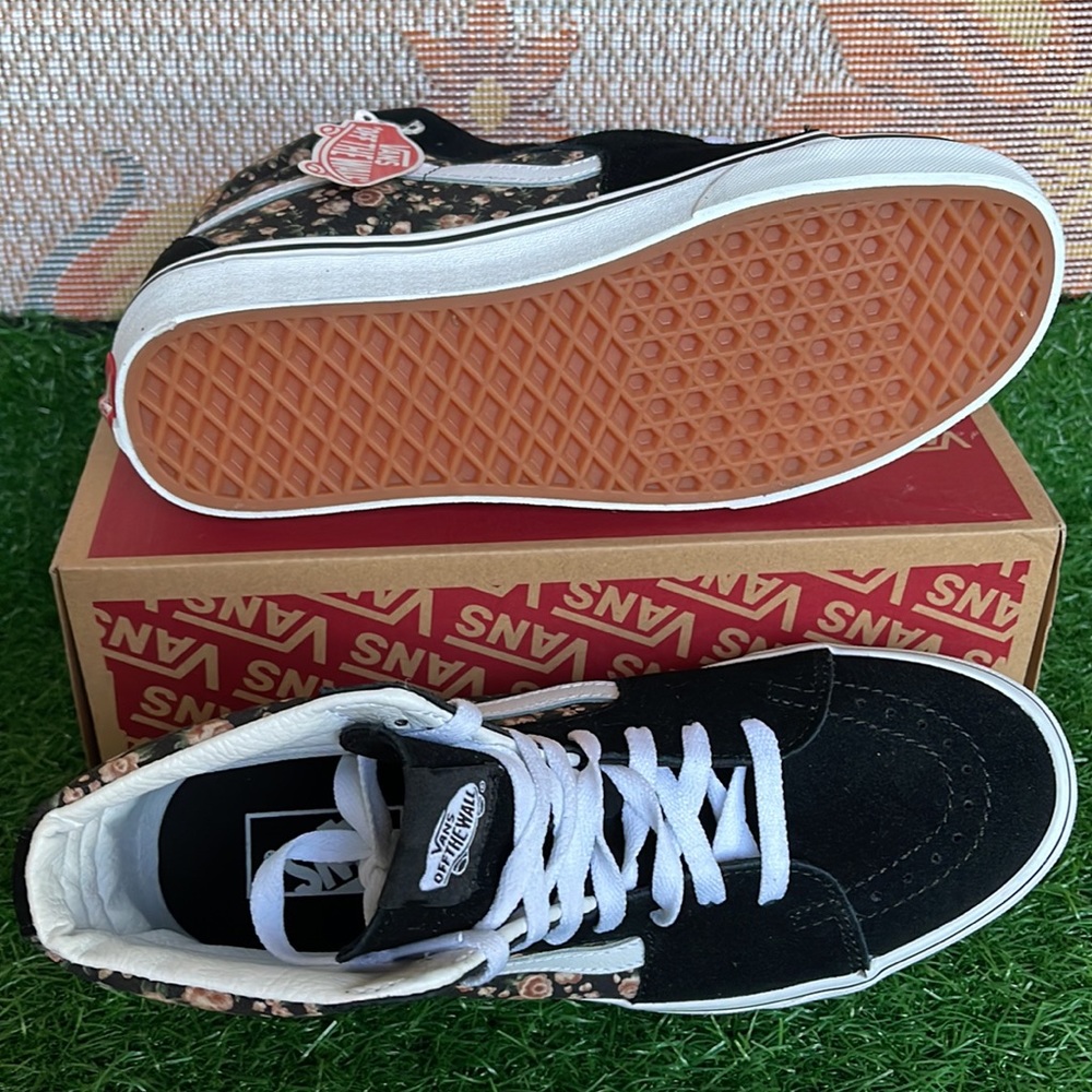Vans WMNS Sk8-Hi
Rose Dreams Black/White
VN0005U9BZW
Sneakers - Picture 4 of 16